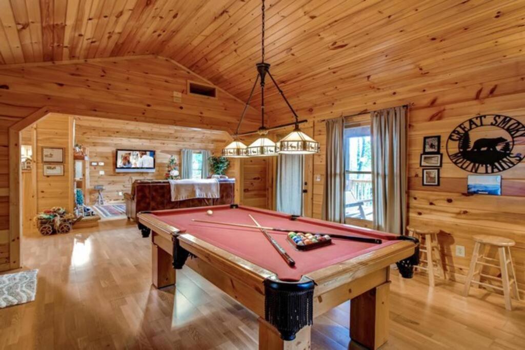 Great Location Pool Table Hot Tub Villa Гетлинбург Екстериор снимка