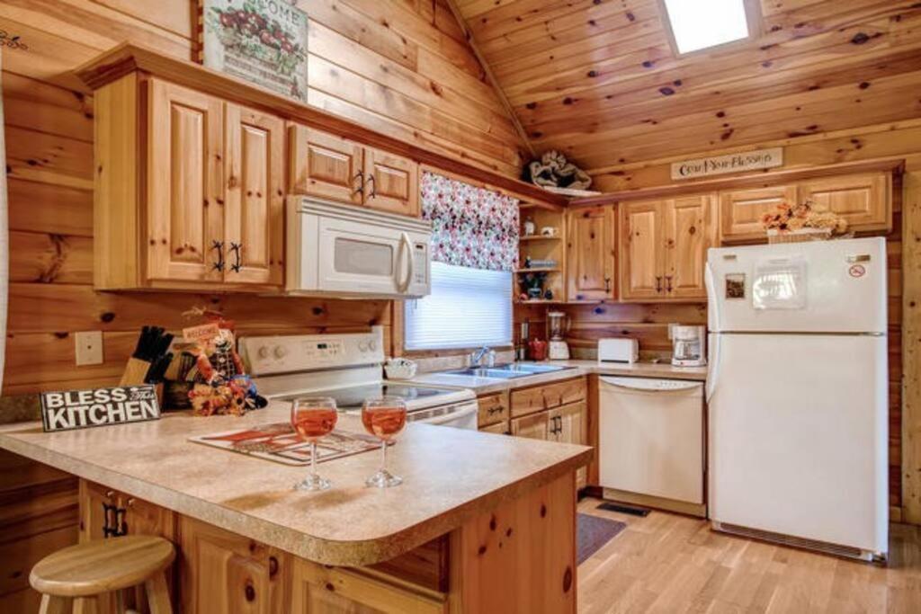 Great Location Pool Table Hot Tub Villa Гетлинбург Екстериор снимка